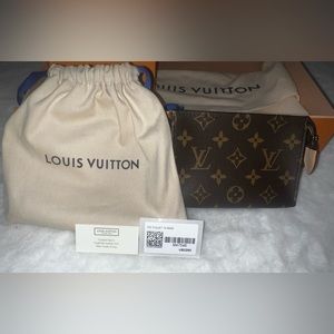 LOUIS VUITTON
Monogram Toiletry Pouch 15